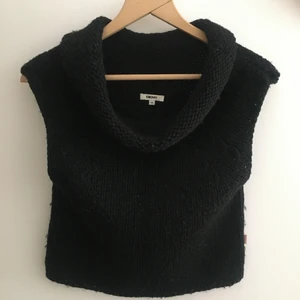 Snygg tröja från DKNY - Snygg stickad tröja från DKNY. Perfekt till sommarkvällarna. Kliar inte! 