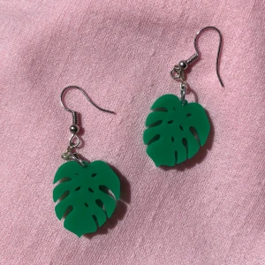 Monstera - Monstera-örhängen och monstera-halsband. Endast testade. Material plast. Frakten ingår i priset.