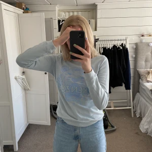 Sweatshirt kenzo - Köpt begagnat och säljs billigt pga två blekningfläckar på högra ärmen, samt en pytteliten på ryggen som ej syns på. Frakt 10kr