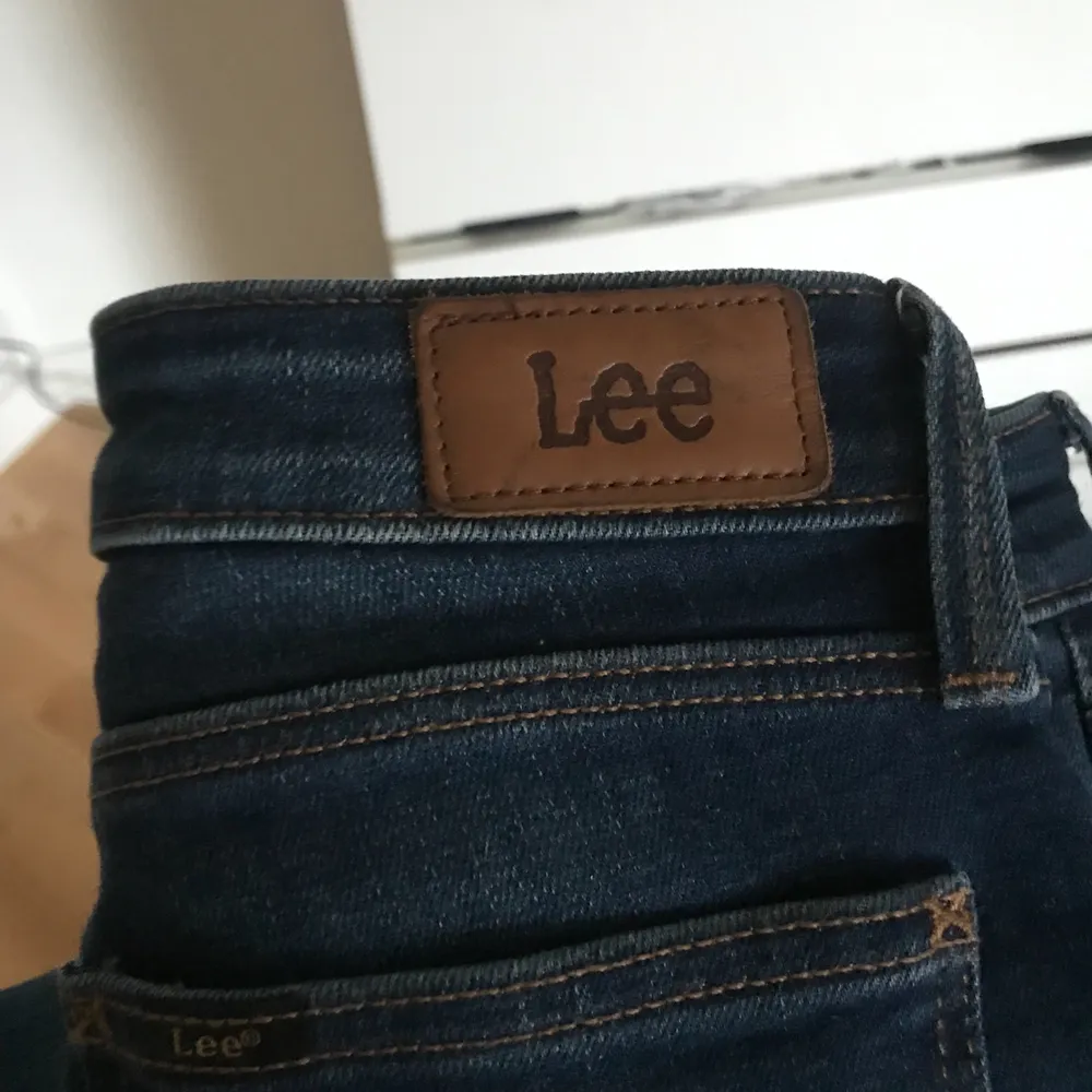 Ett par blå jeans från Lee. Modellen är tajt med en normalhög midja. Är för liten för mig så kommer inte till användning. Nypris 1000. Jeans & Byxor.