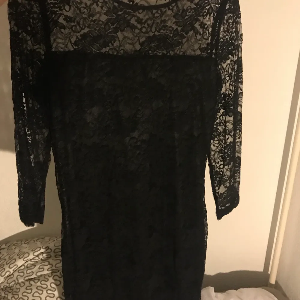 En svart spetsig klänning som sitter perfekt på kroppen. Från Lindex. Säljs bara i Helsingborg. Klänningar.