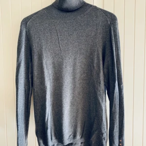 Polo - Den tidlösa! Kim k slickad mittbena, låg hästsvans, feta svarta solbrillor och nude-läppstift på denna och vi är redo för vilken dag som helst 💸