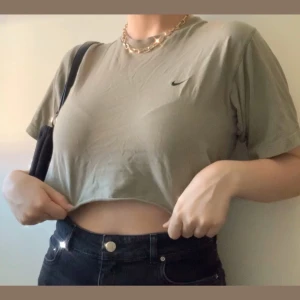 Nike Croptop  - croppad vintage Nike topp i en militärgrön färg! skitsnygg men använder inte :( köparen står för frakten💕🦋