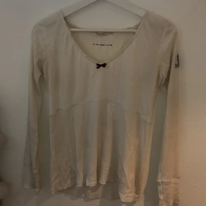 Vit odd Molly långärmad tröja  - Tröjan är i storlek S. Den är använd några fåtal gånger men fortfarande i fint skick.