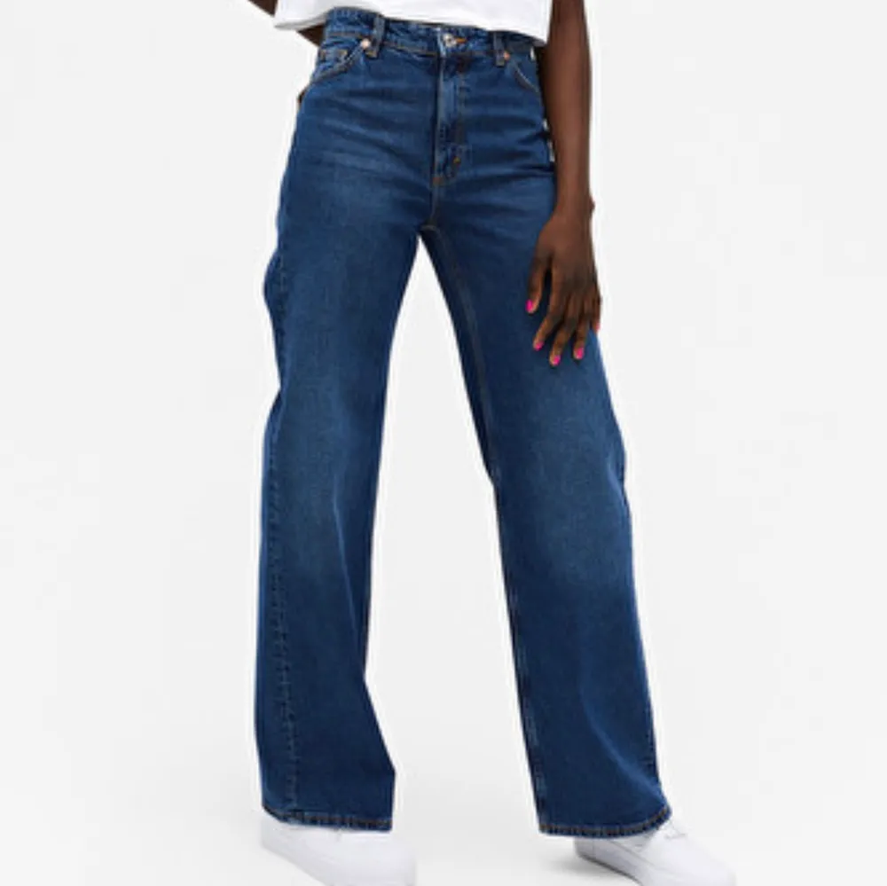 Super snygga jeans från Monki, använda ett fåtal gånger men är som nya! . Jeans & Byxor.