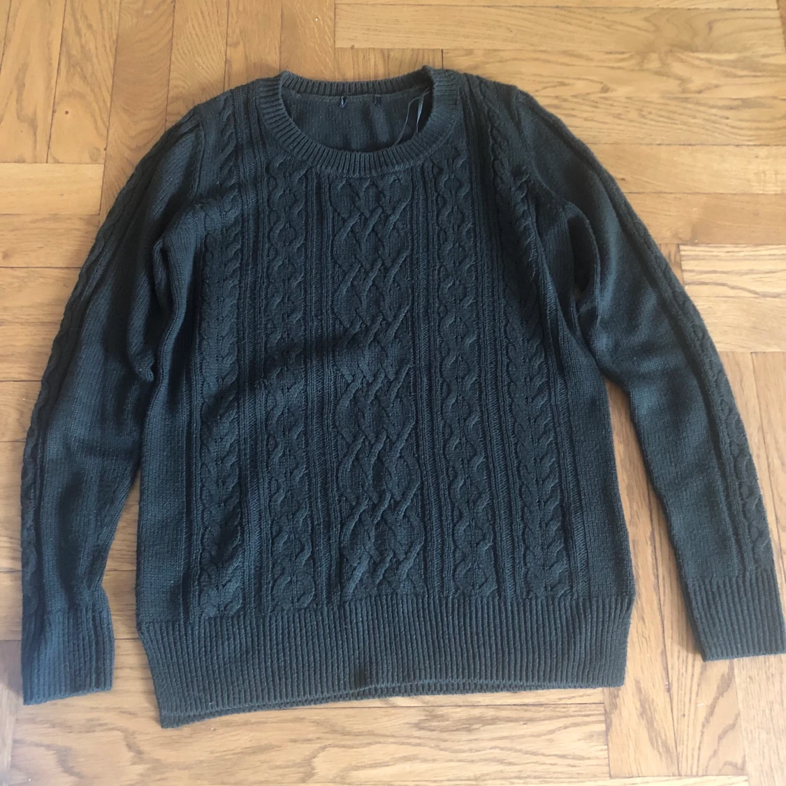 Grön stickad tröja i fint skick  - 90