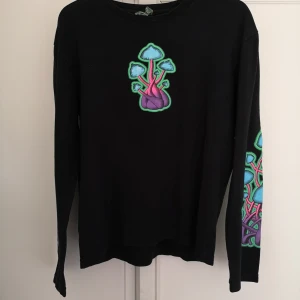 Space tribe tröja  - Coolaste rave tröjan från märket space tribe Storlek M  Lite nopprig annars bra skick Svamp tryck på bröstet och båda armarna 200kr inkl frakt