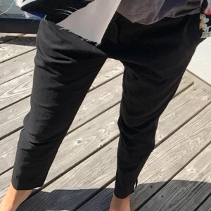 Kostymbyxor  - Svarta användbara kostymbyxor från MQ och märket Zoul💗 Är för stora för mig så skulle säga att den pssssr en S