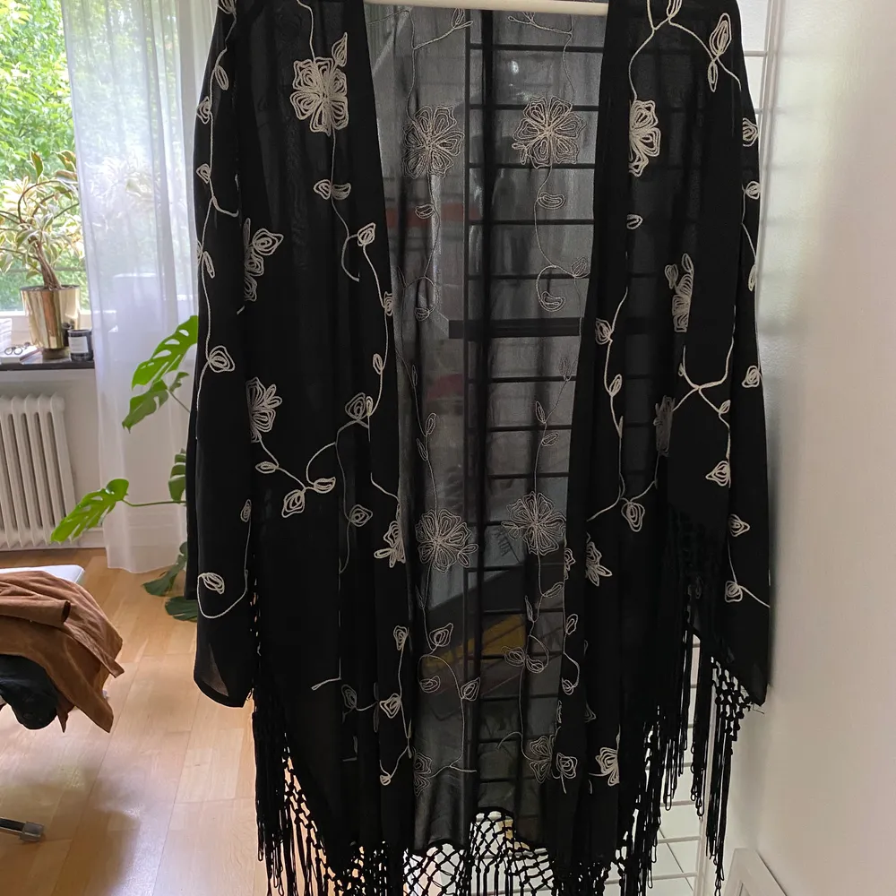 Broderad kimono i storlek L/M  . Tröjor & Koftor.