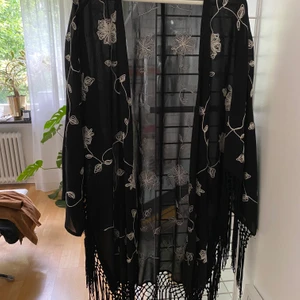 Broderad kimono  - Broderad kimono i storlek L/M  