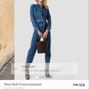  -  Jeans jumpsuit från nakd, endast testad den var lite för stor för mig och nu är det sent för retur därav min annons. Hör gärna av dig vid frågor eller bilder. Priset kan sänkas vid snabb affär. Köpt för 599kr