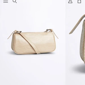 Beige liten väska - ❗️SÖKER❗️Söker väskan på bilden, alternativt en liknande. Om du har den eller en liknande som du säljer kontakta gärna mig! 