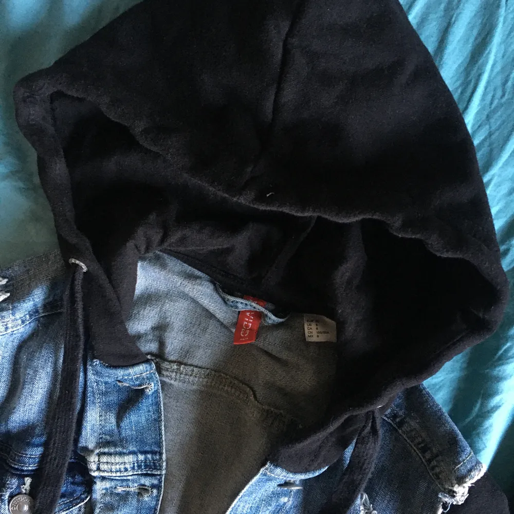 En jeans jacka med hoodie luva och ärmar, det står storlek S men jag skulle säga mer XS, supersnygg men används tyvärr inte längre. Frakt: 44 kr. Tröjor & Koftor.