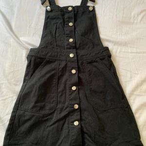 Jeans klänning - Svart jeans klänning i storlek 36. Köparen står för frakten!💫