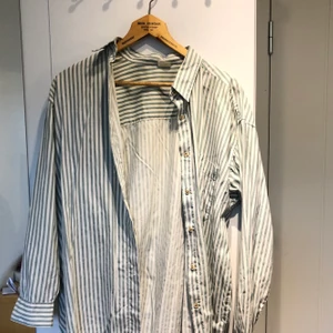 Grönvitrandiga skjorta! - Superfin skjorta! Hör av er om ni har frågor 🥰