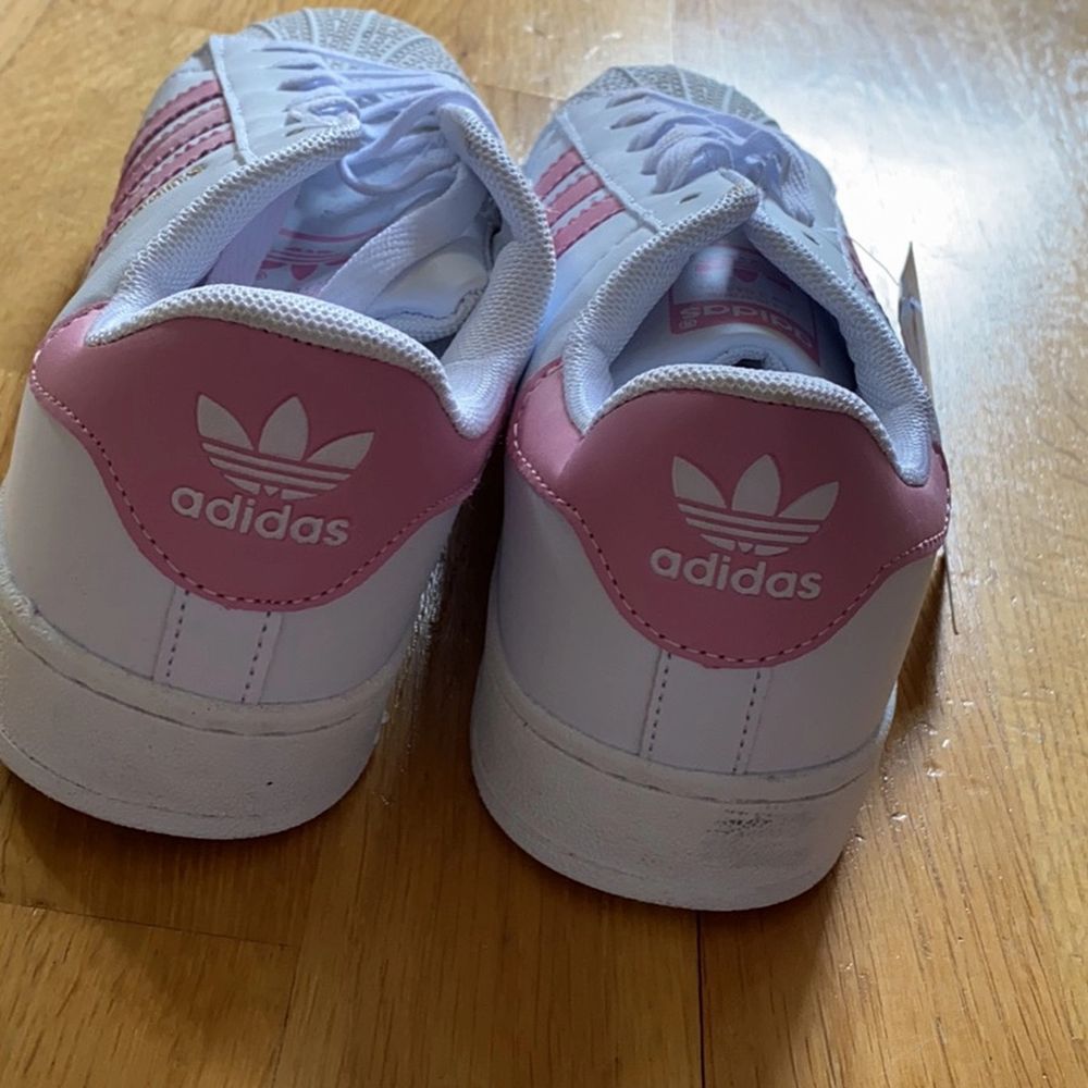 Adidas skor i storlek 40 passar som 39. Kostar 300kr. OanvĂ€ntđđ. Kan posta âșïž. Skor.