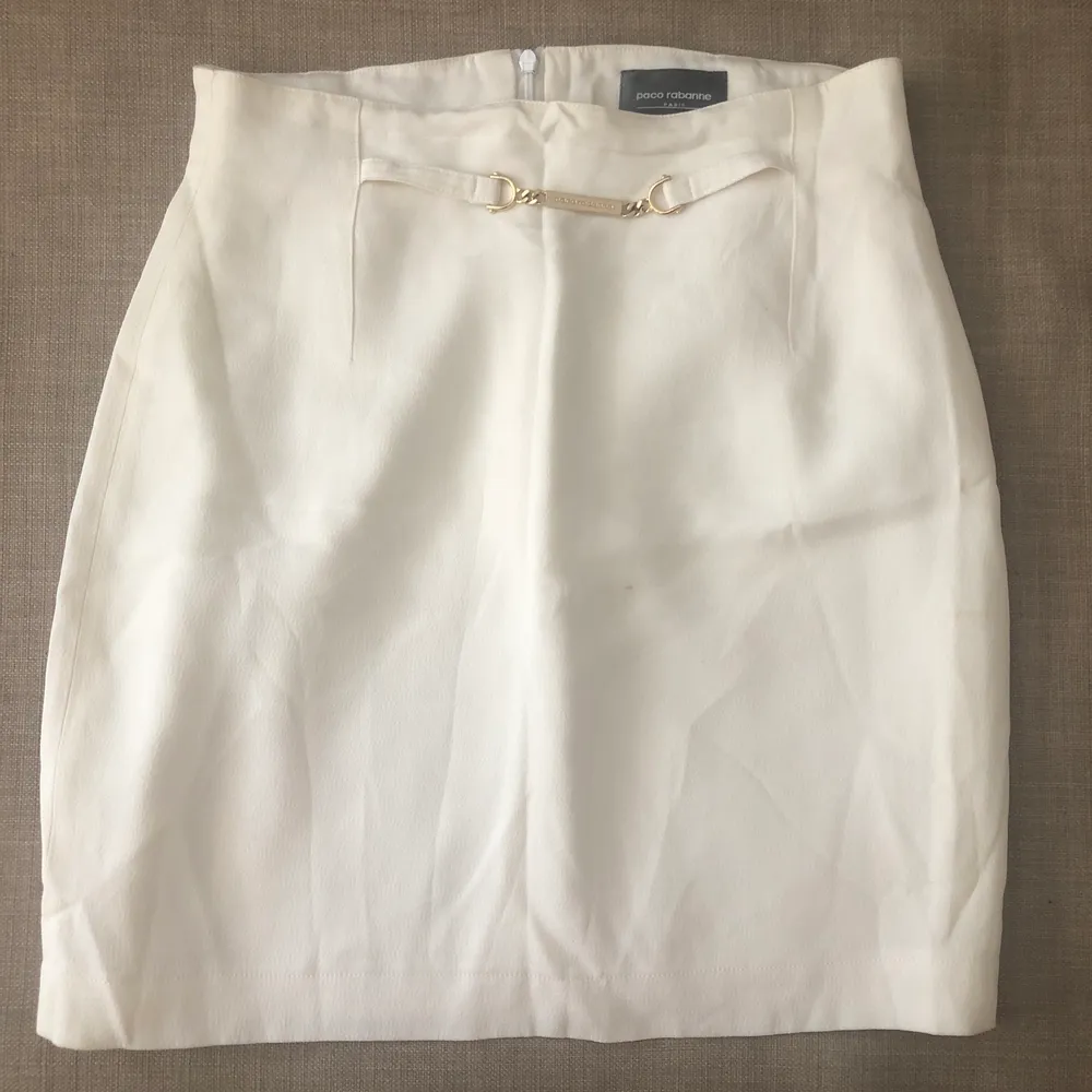 white mini skirt. Kjolar.