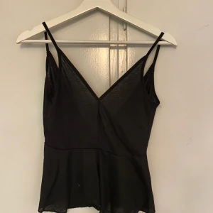 Svart söt topp -  Svart söt topp. Bra skick! Köparen står för frakt.