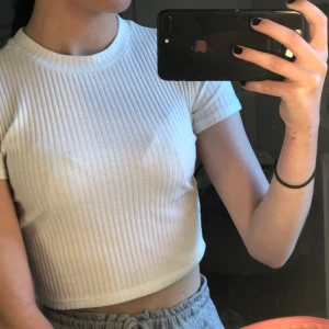 Topp - Säljer denna vita topp från Pull & Bear! Säljer för att den aldrig kommer till användning! Tröjan är i S! Frakt tillkommer, 20kr (Total: 70kr)  