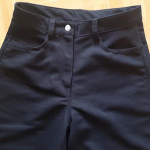  - Dåliga bilder men suuuuper fina vida jeans från weekday Säljer pga för liten storlek Priset inkluderar fraktkostnaden!  Orginalpris 600kr 