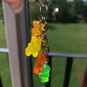 Nyckelring björnar - Sjukt söt nyckelring som jag säljer då jag råkade köpa två. Säljes till högsta bud💕