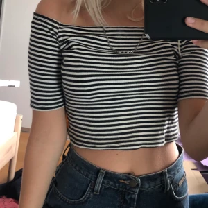Croppad tröja från monki - Så fin off-shoulder croptop från Monki! Bra skick