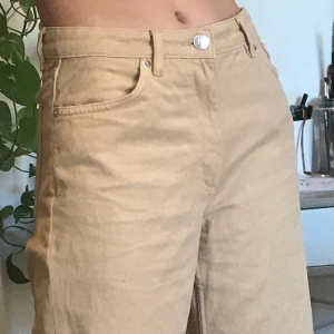 Beiga jeans i modellen Yoko - Jättesköna och snygga jeans ifrån Monki i modellen Yoko, sitter jättefint och är i superbra skick! Nypris 400 kr. Du betalar frakten men möts gärna upp i Stockholm för enkelhetens skull!