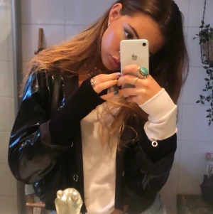 Jacka  - Lackad jacka som är avklippt, slutar vid höften, har även en Luva