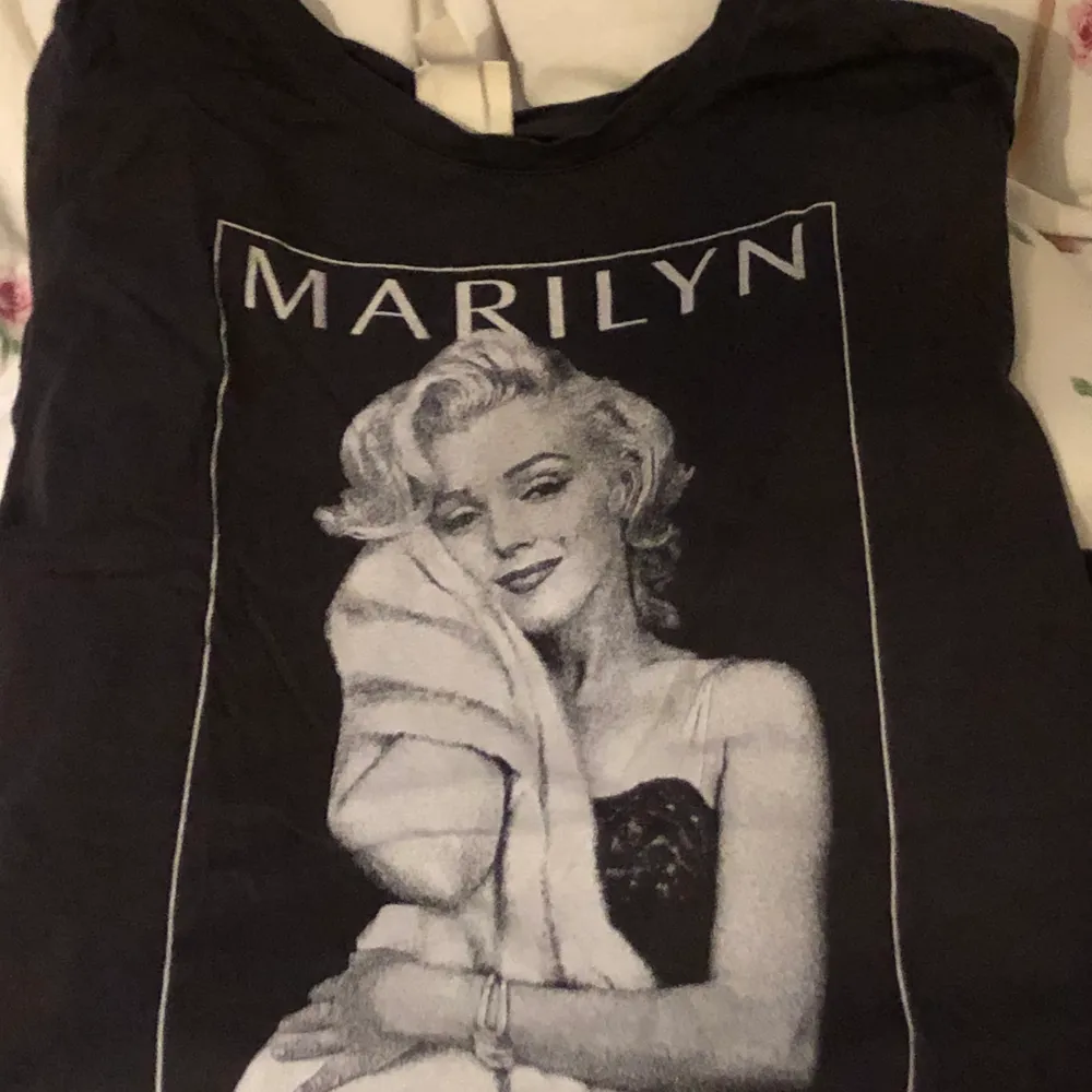 Grå Marilyn Monroe tshirt från HM, nyskick. T-shirts.