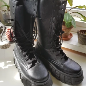 Platform boots kängor  - Galet snygga kängor från Asos! Slutsålda. Priset går att diskutera. 😊 Kan mötas upp i Göteborg eller frakta för 99:- ☺️ 