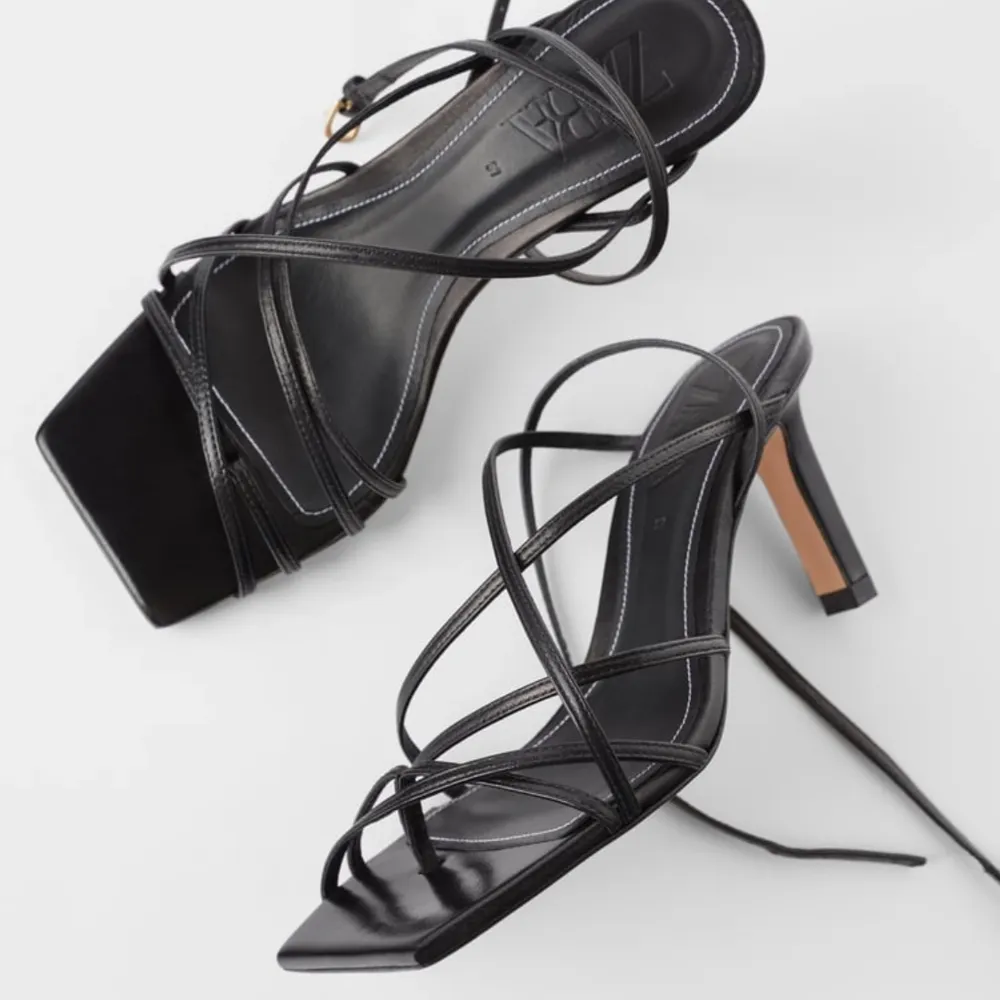 Superpopulära, Slutsålda sandaler i äkta läder från Zaras SS20 kollektion i storlek 36. Klackhöjd 9cm. Aldrig använda med prislapp på. Köpta för 799kr. Bjuder på frakt vid snabb affär, betalning via swish.. Skor.