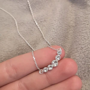 Halsband  - Jätte fint silver halsband som glittrar sjukt fint! ✨ Endast testat! Nypris: 80kr 