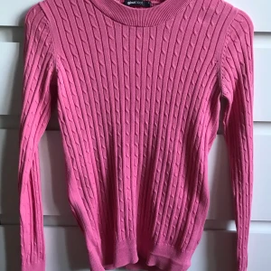 Stickad tröja - En stickad tröja från Gina tricot, använd ett fåtal gånger men i bra skick😊