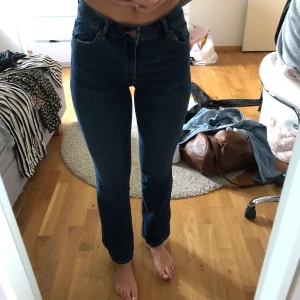 Mörkblå jeans - Mörkblå jeans med bootcut, dock inte så stor. Tycker inte själv att dom är så mkt ”bootcut” sitter skitfint! 