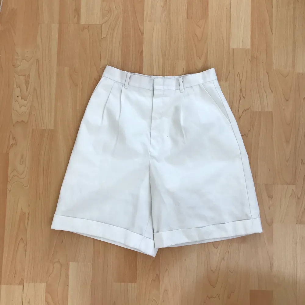 Härliga, vita shorts i sportig design. Perfekta till sommaren!!! Står ingen storlek i men skulle gissa på 36-38.. Shorts.