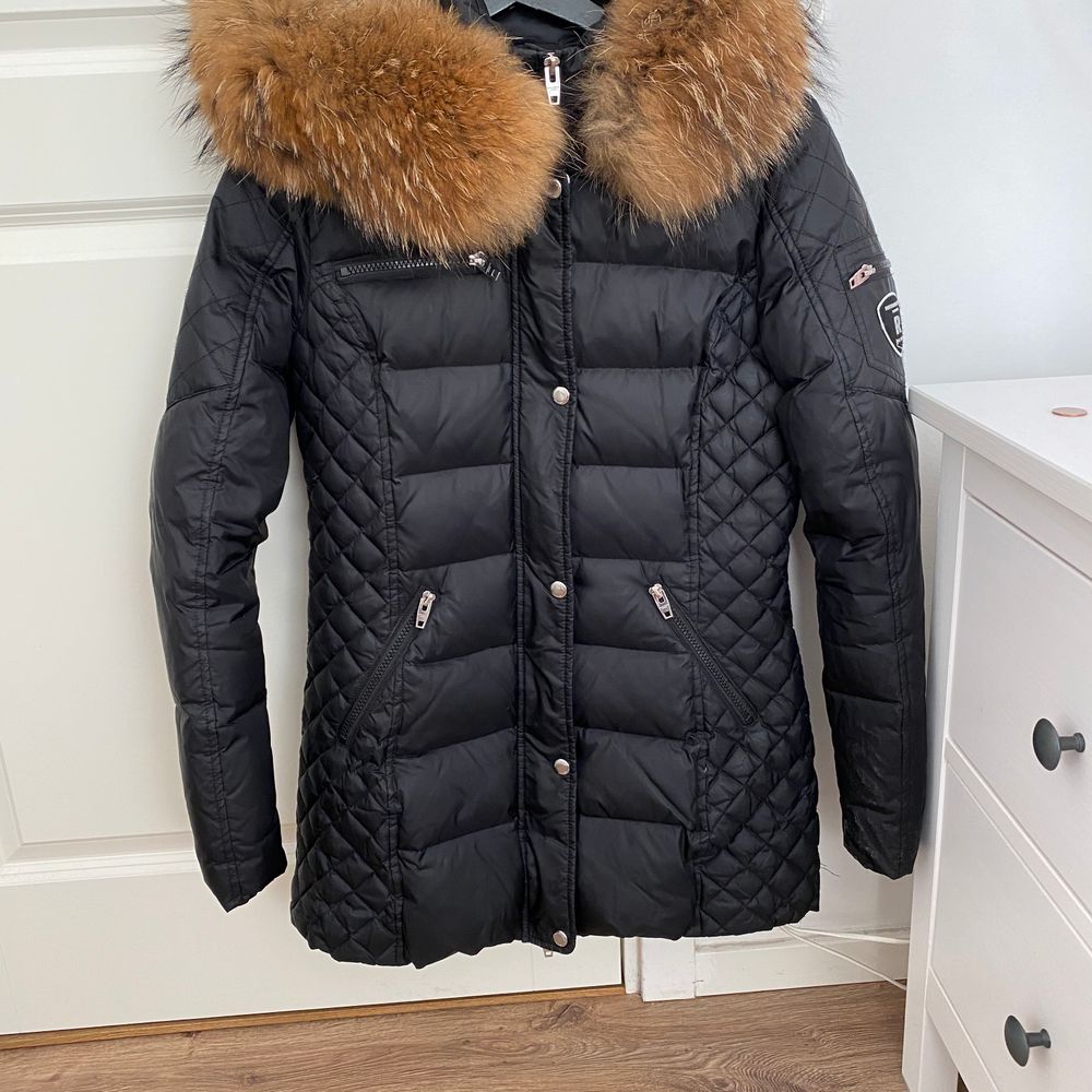 Vinterjacka från Rock & Blue med äkta päls. Storlek 38. Väldigt bra skick, ser nästan ut som ny. Orginal pris: 3999kr Jätteskön och sitter jättefint på. Pris kan diskuteras, jag står inte för frakten. Skriv vid intresse eller efterfrågan för fler bilder.. Jackor.