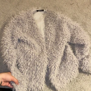 Kofta  - Ljusgrå fin kofta från Ginatricor i storlek xs men passar även S. Använd fåtal gånger