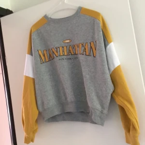Tröja - Tröja från h&m st XS men hade säkert passa som s. Säljer denna tröja för den är inte direkt min stil använt den typ 1/2 gånger fortfarande len på insidan. 50kr + frakt
