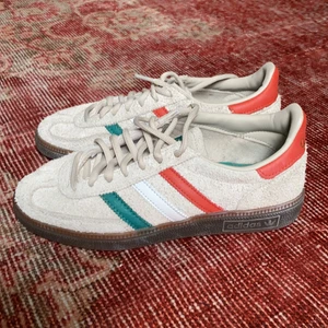 Adidas Sneakers - Sneakers i mocka från Adidas. Mycket bra skick, köpta för 899SEK augusti 2019.