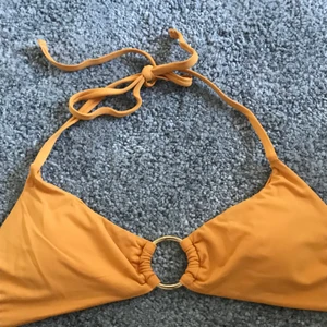 oanvänd bikiniöverdel - en superfin bikiniöverdel från Gina och perfekt till sommarn😍😍en guldig fin detalj i mitten och band att knyta både bak och vid nacken och uttagbara inlägg, helt oanvänd!
