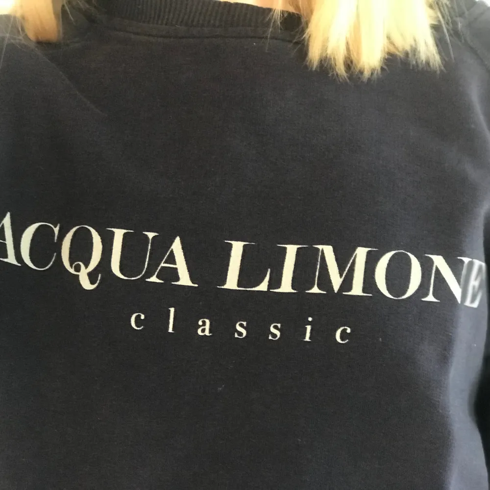 Acqua Limone tröja i mörkblå. Storlek S (ganska stor i storleken). Nästintill nyskick🤩🤪😚🥰. Tröjor & Koftor.