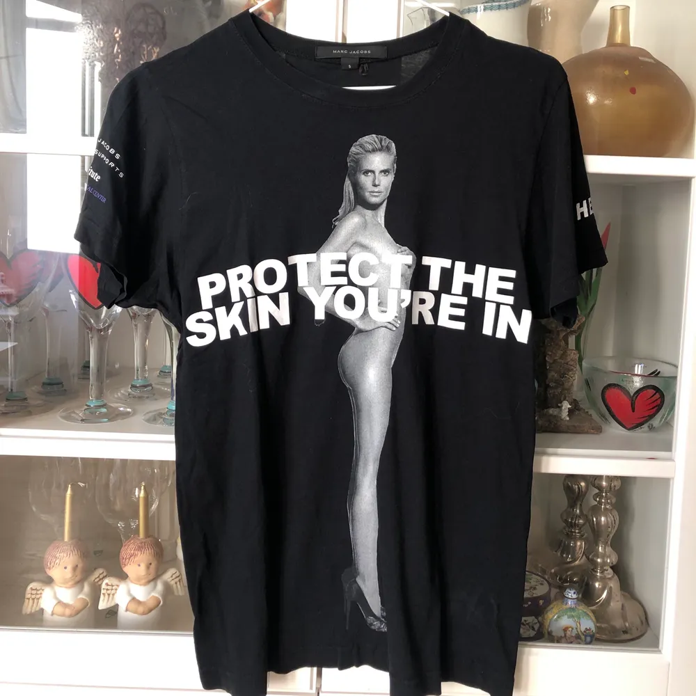 Eftertraktade Marc Jacobs tshirt ”Protect the skin you’re in” i storlek S. Säljs endast vid bra bud! Älskar denna men har tyvärr inte fått så mycket användning för den. Nypris ca 700kr.🥰🥰 Buda från 300. T-shirts.