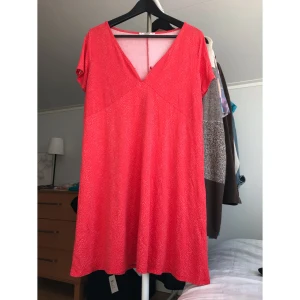 pull&bear sommarklänning - Jättejättefin röd prickig sommarklänning från PULL&BEAR. Tyvärr för stor för mig men använd  väldigt få gånger. Slutar ca 10 cm över knäna på mig som är 165 lång. Frakt eller mötas upp i Umeå.