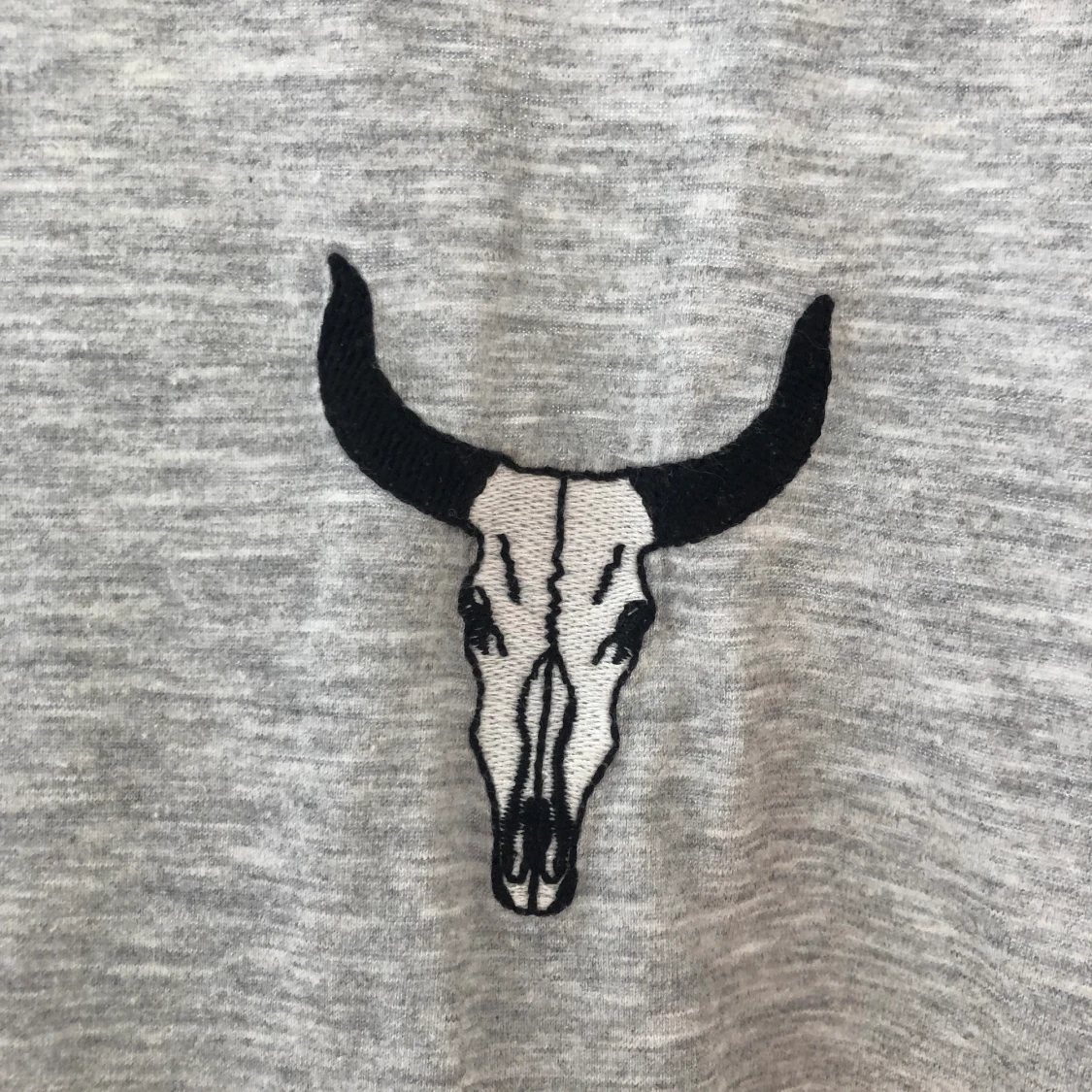 Grå t-shirt med en tjur på - 91