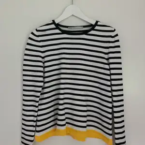 Fin svart- och vitrandig tröja från Vero Moda med gula detaljer. Endast använd en gång då det är fel storlek för mig. Storlek xs, 160kr + frakt