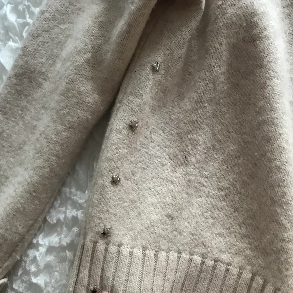 Jättefin stickad tröja från Hunkydory, köpt i Göteborg för ca 1000kr. Fint skick och har små silver stjärnor på sidan💓. Stickat.