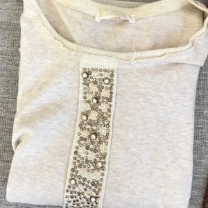 Scotch and Soda tröja stl S - Snygg beige tröja med guld detaljer. Snygg passform med snygga sömmar/detaljer. Från Scotch and soda. Nypris 1200:-. Varsamt använd. Säljs för 250:-. Kan hämtas i Jönköping, Göteborg eller Falkenberg, annars tillkommer frakt.