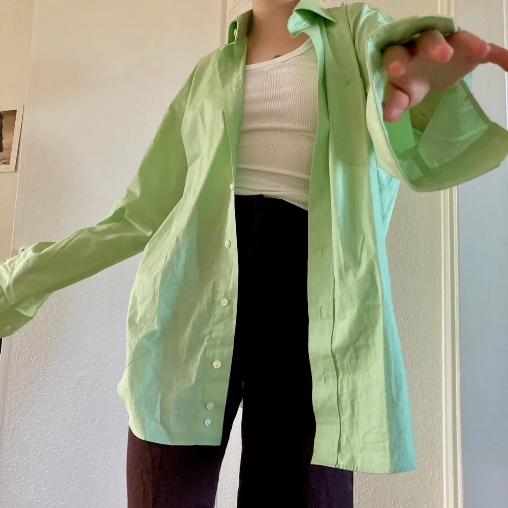 Så fin oversize skjorta i en pastellgrön färg!!! Märket är massaro 💚  det är storlek L i skjortan men sitter snyggt oversize från xs-m 🌱 120kr+frakt (63kr). Skjortor.