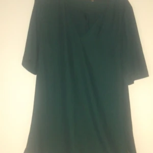 Whyred tunika strl 40 - Fin grön färg med dragkedjor på sidorna., 100% polyester. Fållen har släppt, är enkelt att fixa.