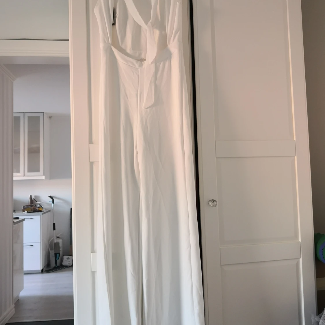 Vit jumpsuit från nelly. Helt oanvänd - 91